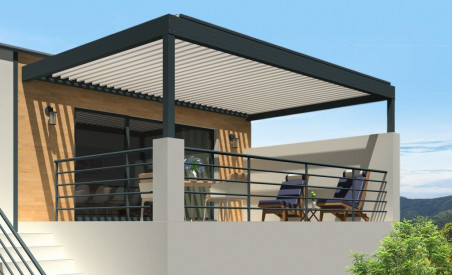 Pergola bioclimatique h3 titan pose mur/sol grise avec lames orientables blanches perpendiculaires à la façade