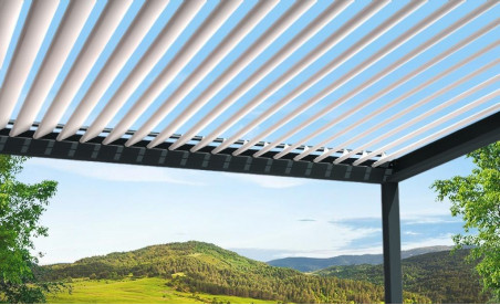 Pergola bioclimatique h3 titan grise avec lames orientables blanches ouvertes