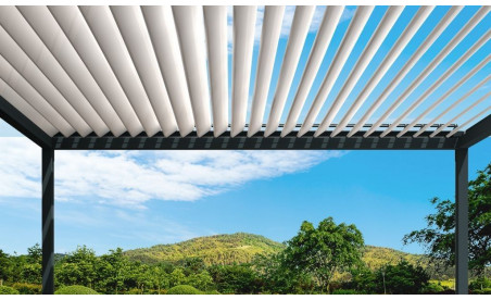 Pergola bioclimatique h3 titan autoportée grise avec lames ouvertes orientables blanches