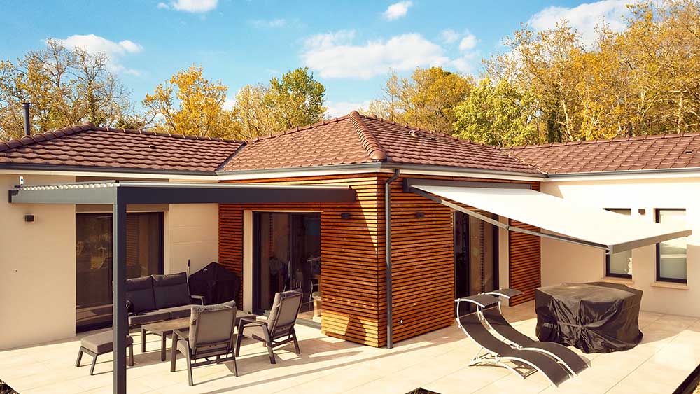 Pergola aluminium bioclimatique sur façade en bois