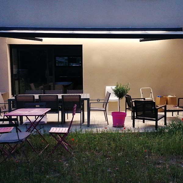 Terrasse aménagée avec un store avec LEDS