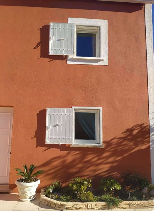 Deux fenêtres équipées de volets blanc alu isolés